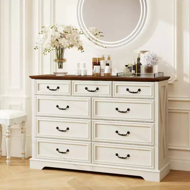 Commode à neuf tiroirs de style campagnard