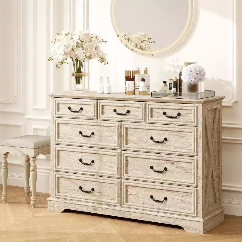 Commode à neuf tiroirs de style campagnard