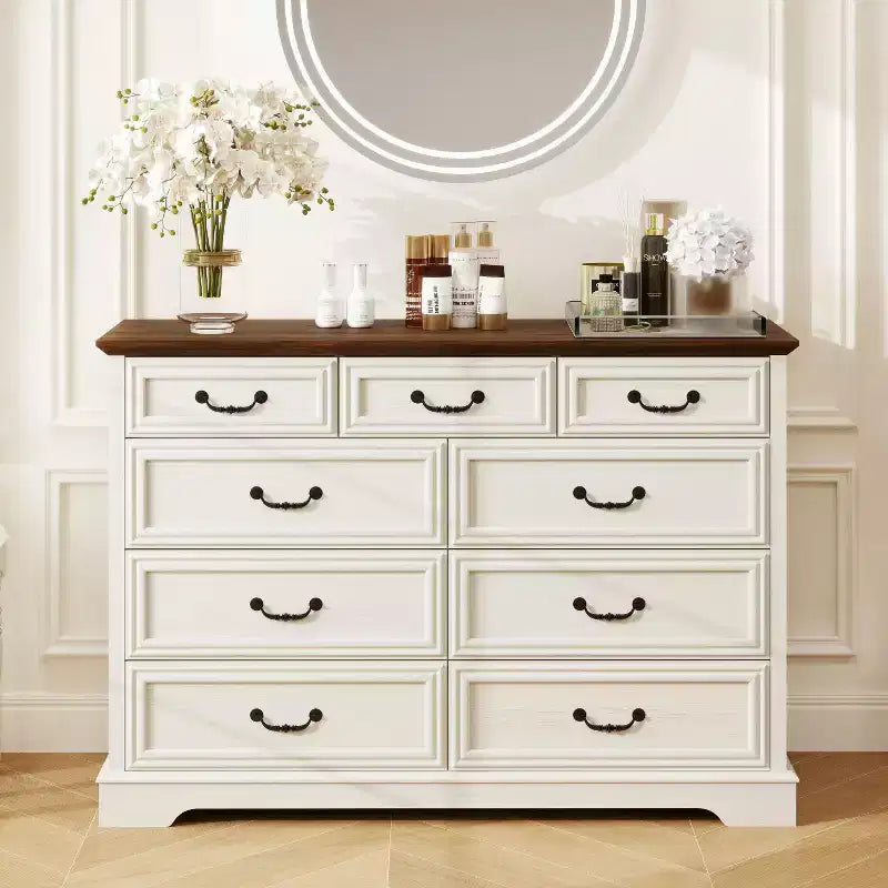 Commode à neuf tiroirs de style campagnard