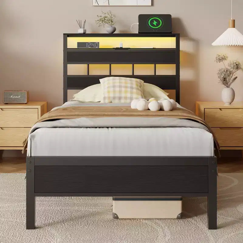 Cadre de lit double avec station de charge Lumières LED Tête de lit de rangement en chêne noir Base de lit à plateforme en bois Support à lattes métalliques Pas besoin de sommier tapissier