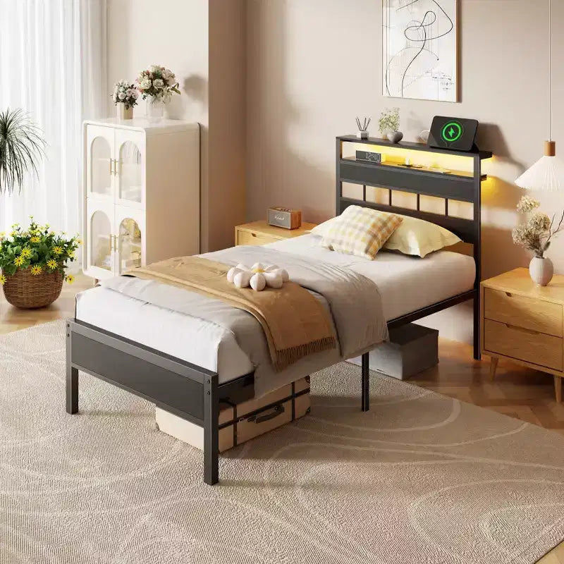 Cadre de lit double avec station de charge Lumières LED Tête de lit de rangement en chêne noir Base de lit à plateforme en bois Support à lattes métalliques Pas besoin de sommier tapissier