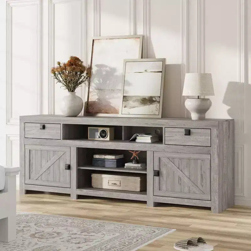 Meuble TV de ferme pour téléviseurs jusqu'à 80 pouces, meuble de divertissement allongé avec quatre tiroirs et trois étagères ouvertes pour salons et chambres à coucher