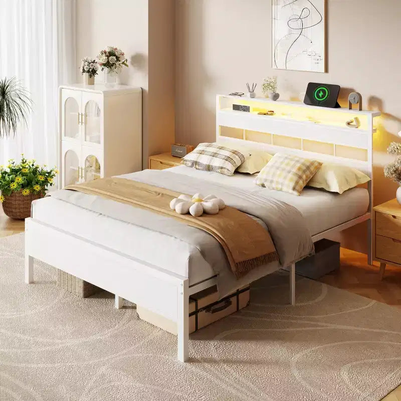 Cadre de lit plateforme Queen blanc avec tête de lit de rangement, lumières LED, station de recharge, support de lattes métalliques robustes, pas besoin de sommier, chambre à coucher moderne