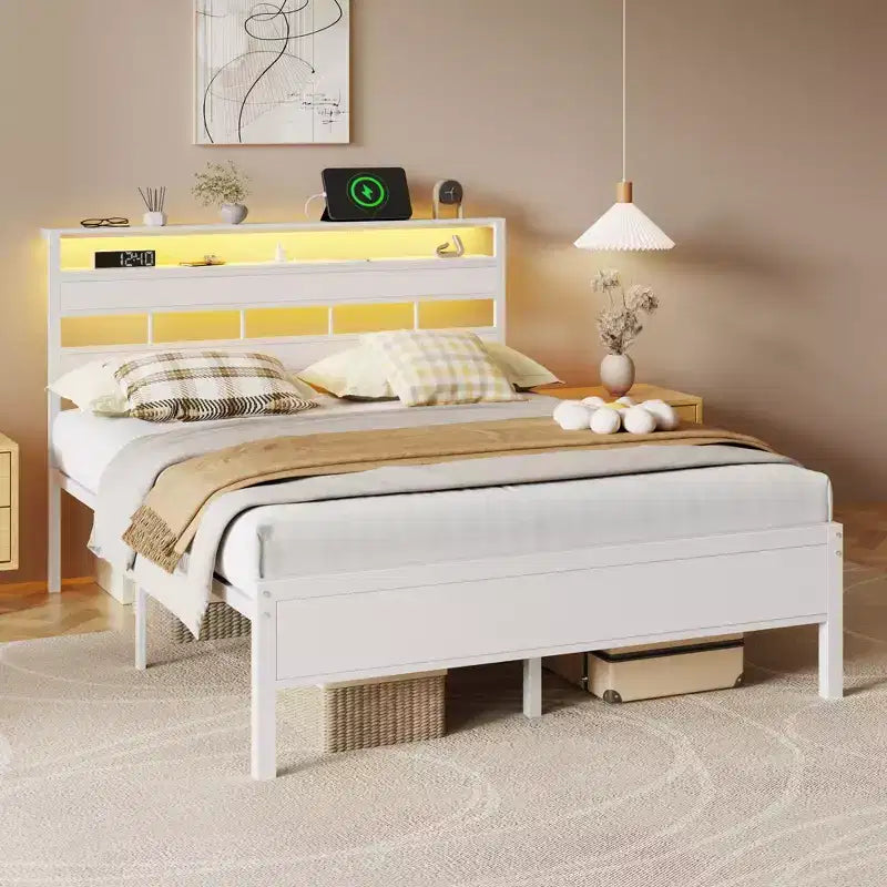 Cadre de lit plateforme Queen blanc avec tête de lit de rangement, lumières LED, station de recharge, support de lattes métalliques robustes, pas besoin de sommier, chambre à coucher moderne