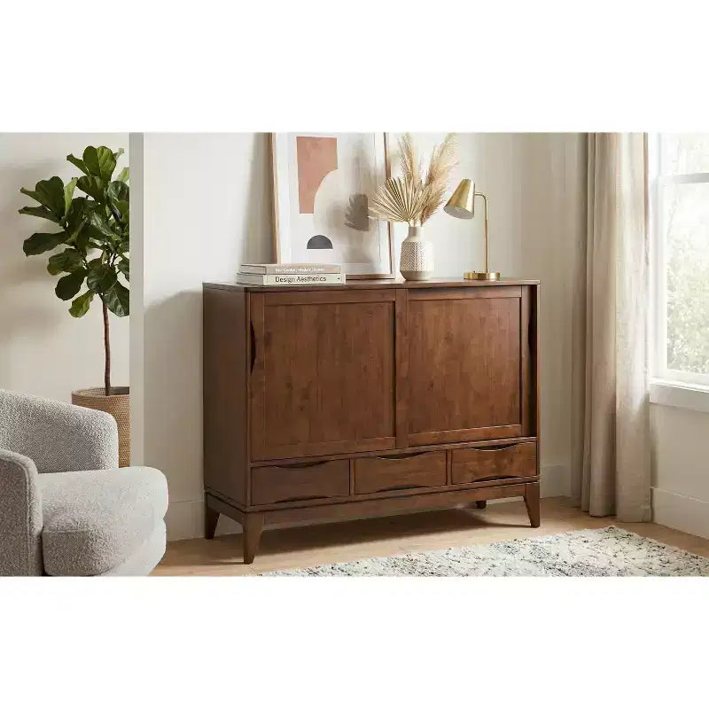 Buffet bas Mid-Century Modern en bois massif de 122 cm de large