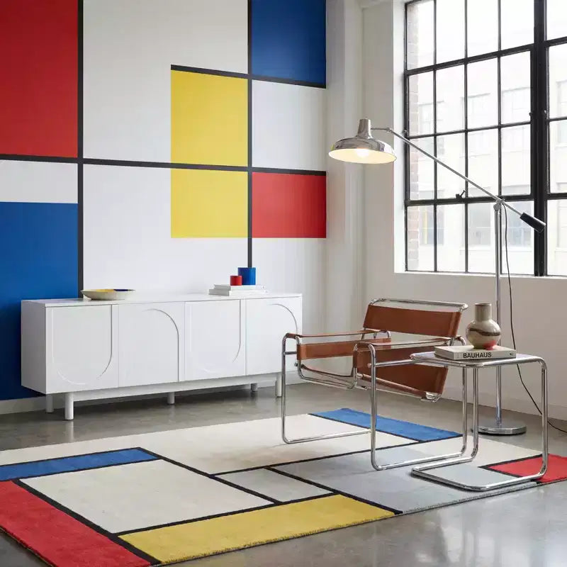 Meuble TV élégant et raffiné avec pieds en arc, adapté aux téléviseurs jusqu'à 78 pouces. Doté d'un design minimaliste avec pieds en bois massif blanc.