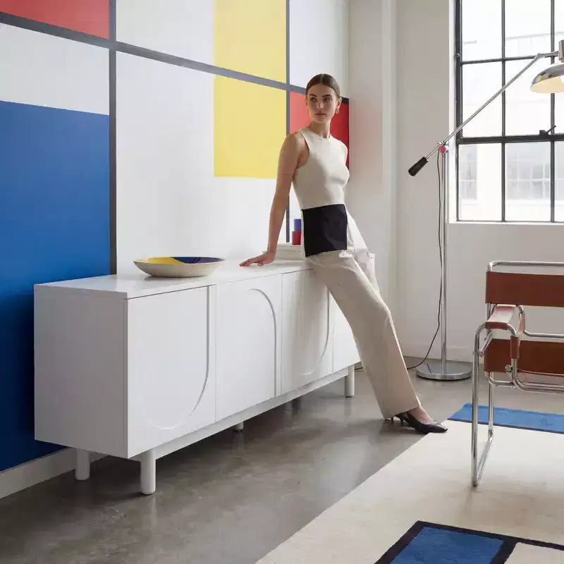 Meuble TV élégant et raffiné avec pieds en arc, adapté aux téléviseurs jusqu'à 78 pouces. Doté d'un design minimaliste avec pieds en bois massif blanc.